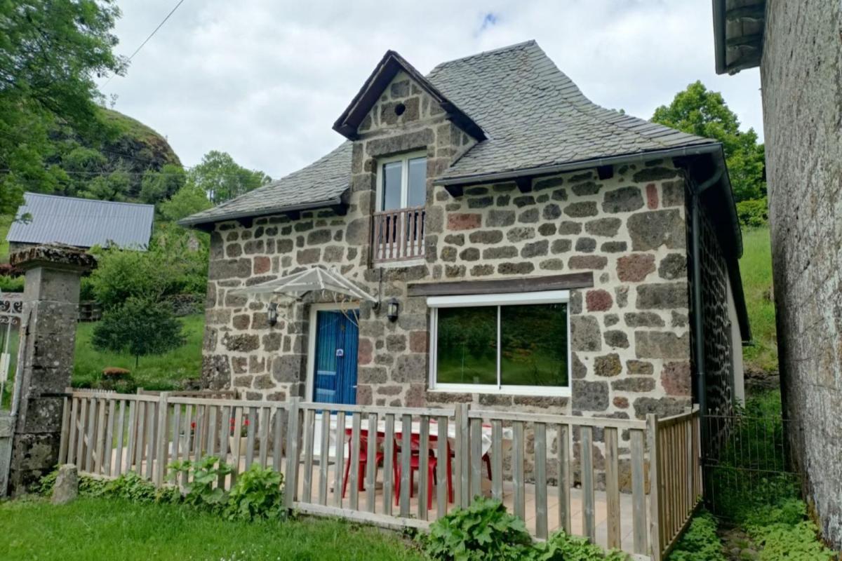 Gite 4 Personnes Dans Le Cantal Animaux Bienvenus Lascelle Exteriér fotografie
